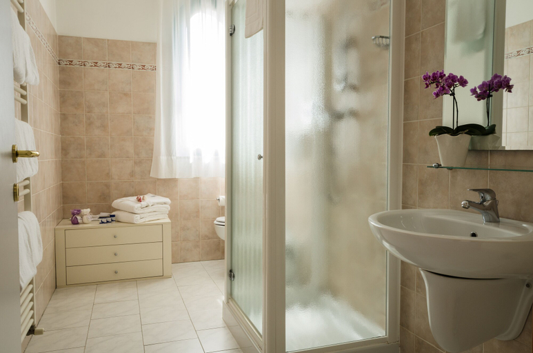 Bathroom 4, Hotel Luna Blu, Ferrara