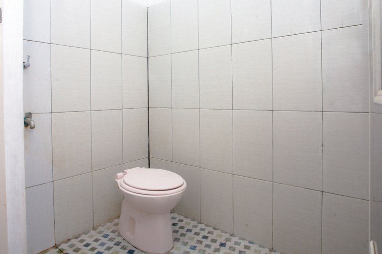 Bathroom 4, SPOT ON 2830 Azka Guest House Syariah, Cilacap