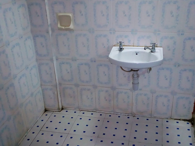 Bathroom 3, Sareh Guest House, Nyando