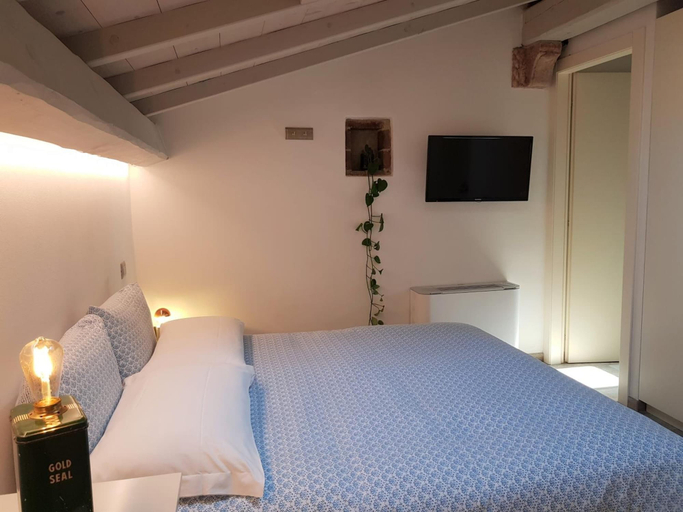 Bedroom 3, Casa Santa Marta, Verona