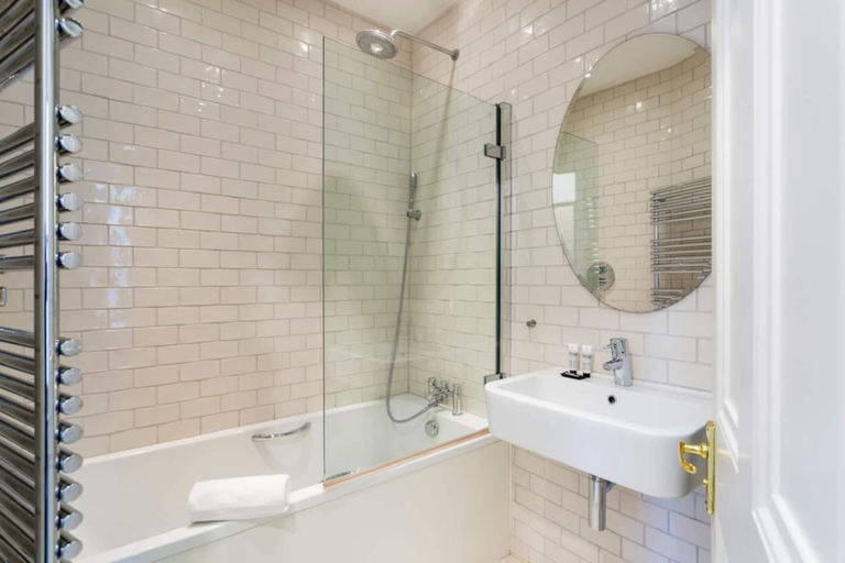 Bathroom 3, Stunning 2 Bed Apt W Garden in Clapham, London
