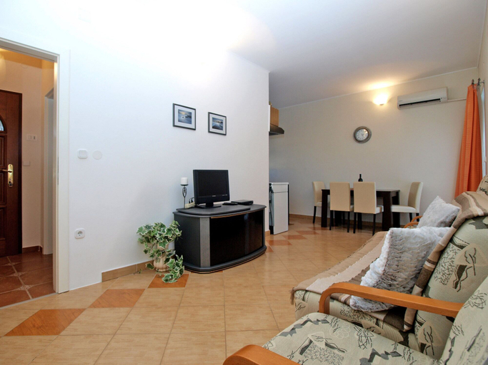 Others 5, Apartment 1800, Pula
