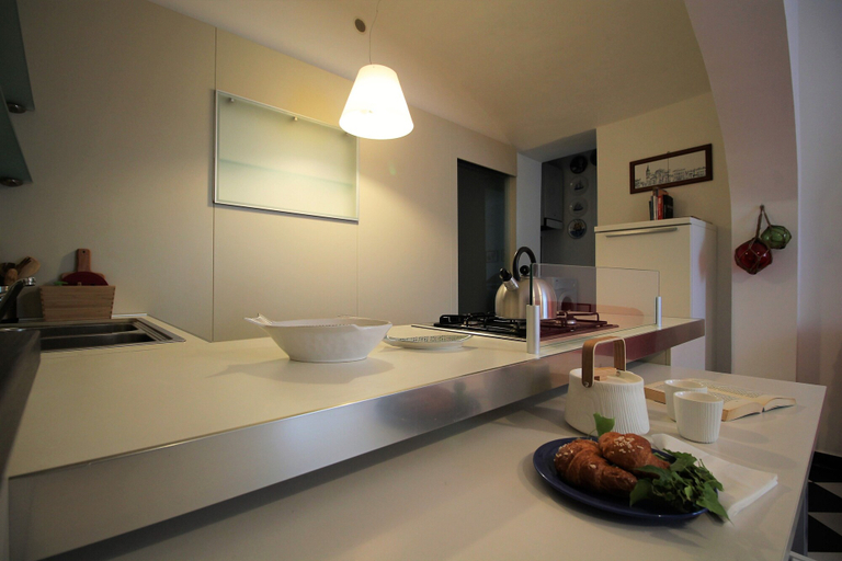 In-room dining, House Las Sardinas, Savona