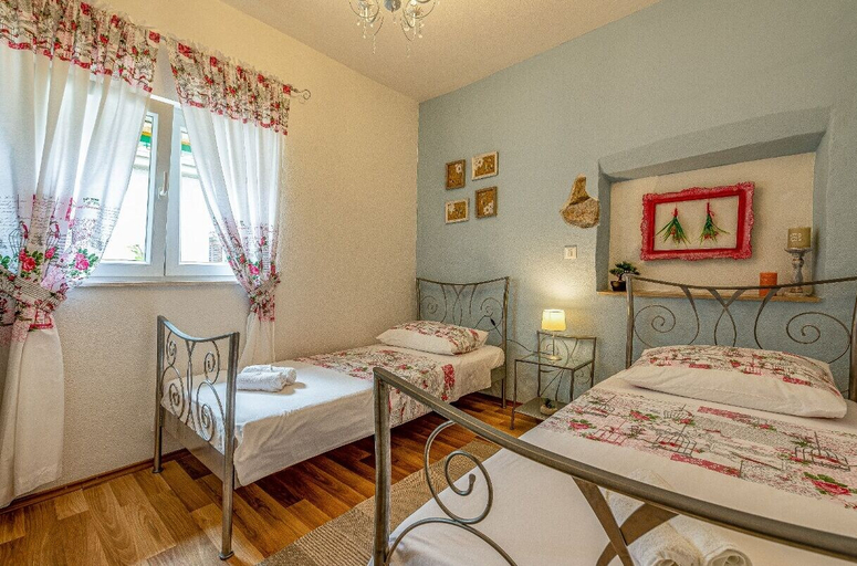 Bedroom 2, Holiday Home Stone Wall, Ražanac