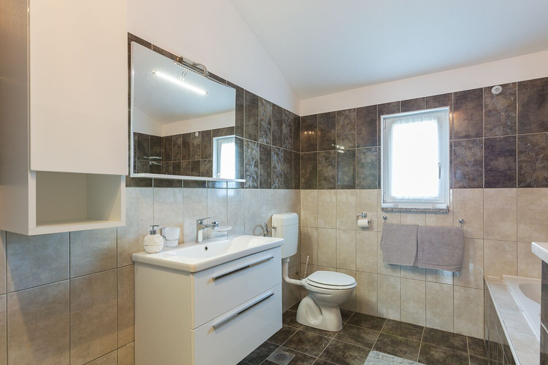 Bathroom 4, Apartment 1816, Barban