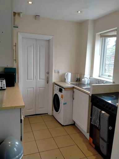 Others 5, Spacious 3bed House in Walsall With Parking Onsite, Walsall