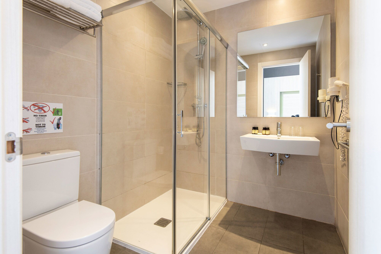Bathroom 4, Plaza Goya Rooms, Barcelona