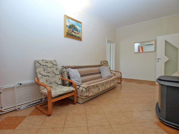 Others 4, Apartment 1800, Pula