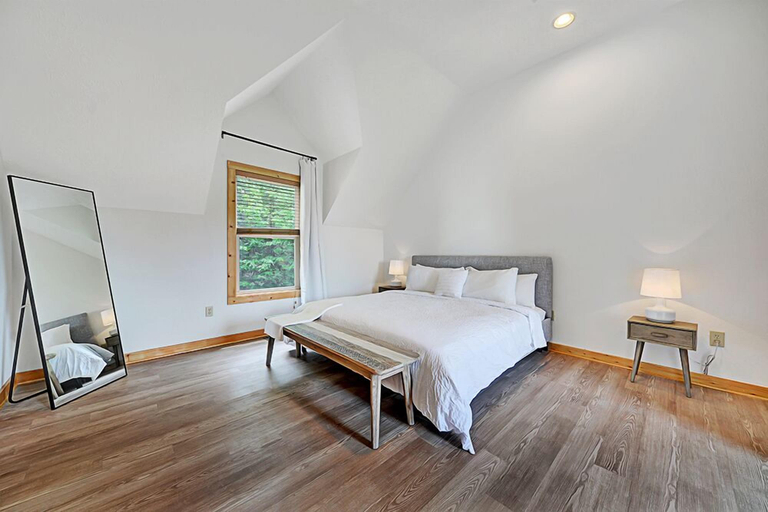 Bedroom 2, One In A Million, Sevier