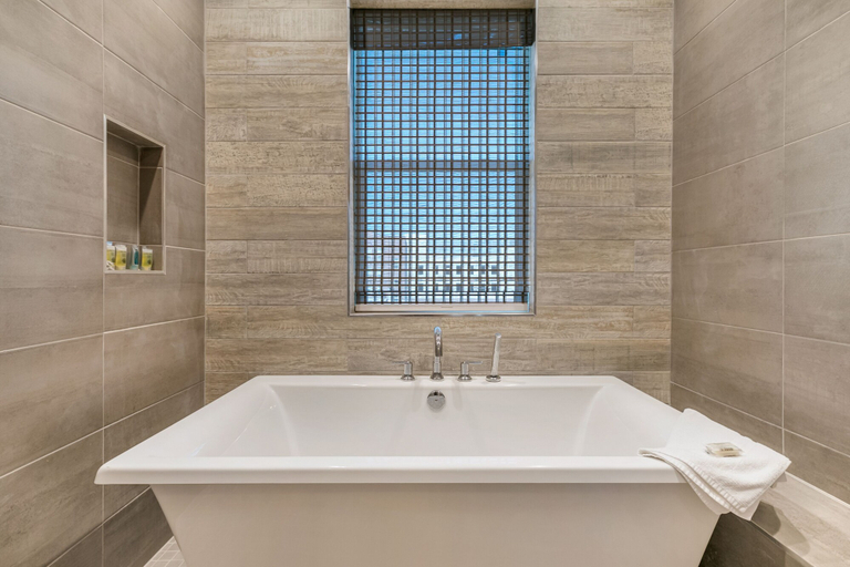 Bathroom 4, Luxury 3-Story Home w/ Pool & Parking garage, Orleans
