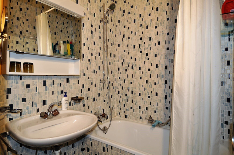 Bathroom 3, Uf der Egga 419, Goms