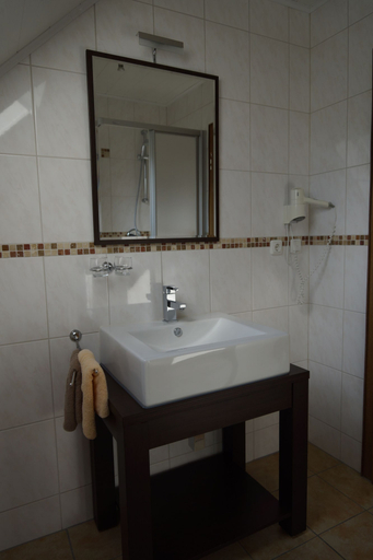 Bathroom 5, Landgasthof Göbel, Waldeck-Frankenberg