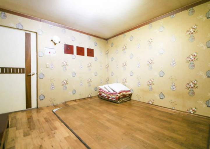 Bedroom 5, Whitehouse Motel, Seosan