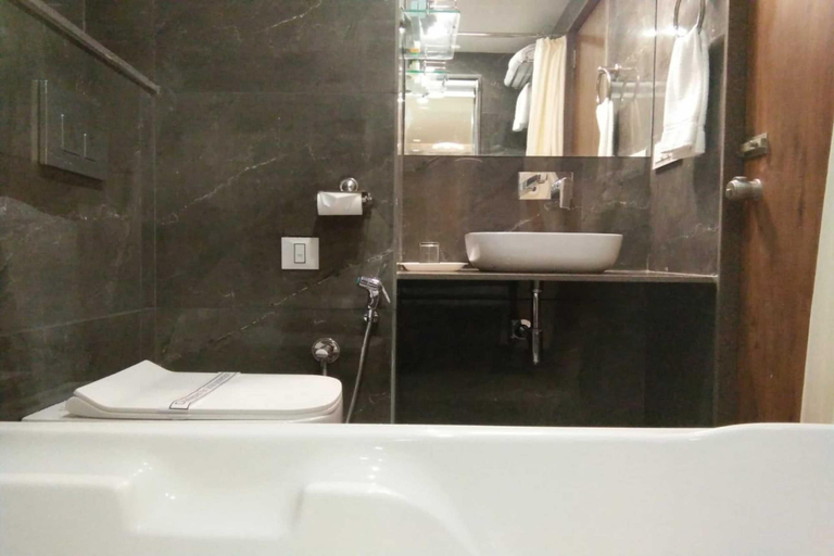 Bathroom 3, Hotel Akaibara, Ahmadabad