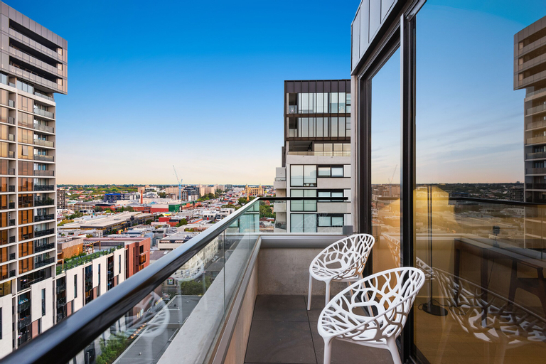 Exterior & Views 4