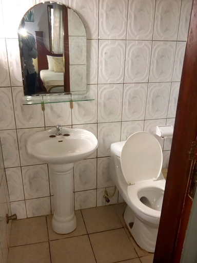 Bathroom 4, Teley Lodge, Accra