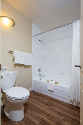 Bathroom 4, Econo Lodge Inn & Suites Kelowna, Central Okanagan