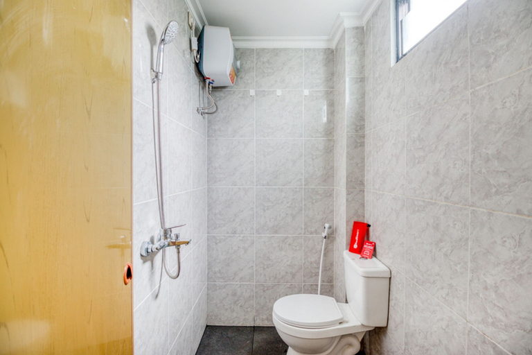 Bathroom, RedDoorz Syariah @ Babadan Baru Jakal, Sleman