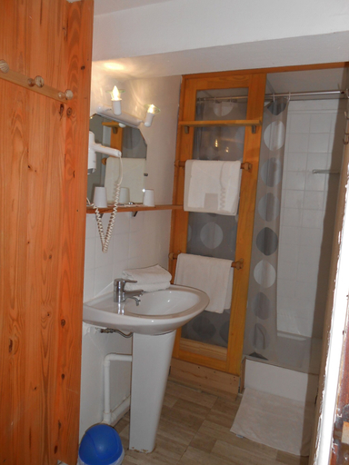 Bathroom 5, Hôtel Restaurant le Palais, Vaucluse