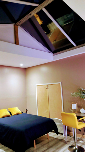 Bedroom, Stunning 1-bed Cabin in Bromley With hot tub, London