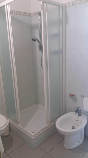 Bathroom 3, Hotel Solki, Carbonia-Iglesias
