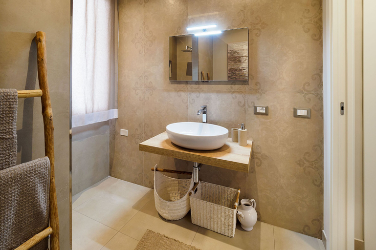 Bathroom 5, Gelsomina, Trapani