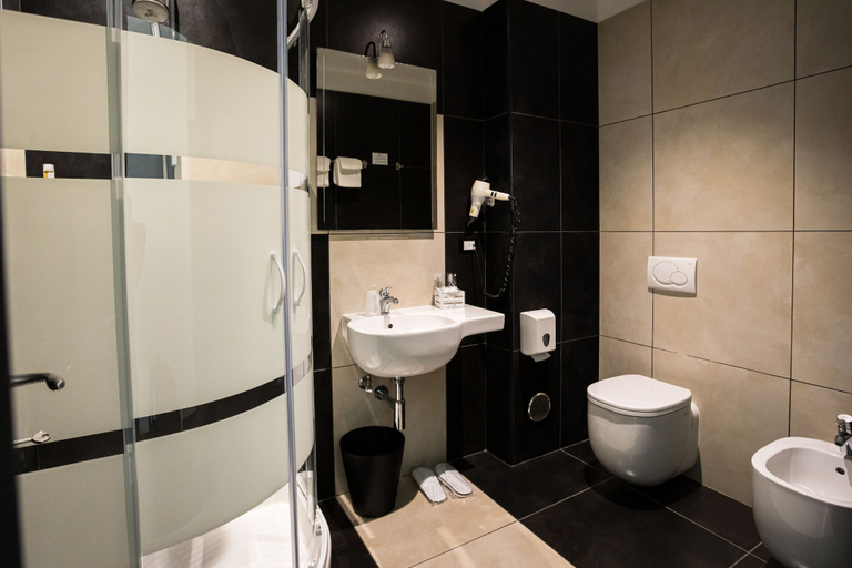 Bathroom 5, La Villa Resort, Pistoia