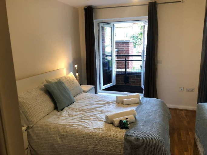 Bedroom 2, Aveley House, Wokingham