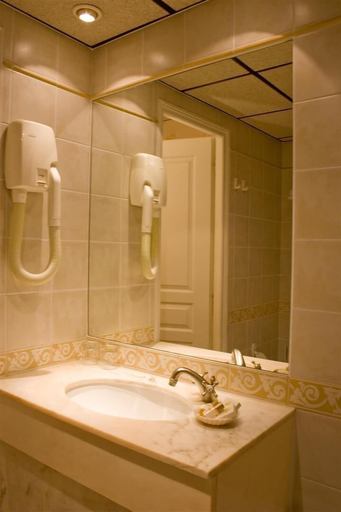 Bathroom 4, Hôtel des 4 Soeurs, Gironde