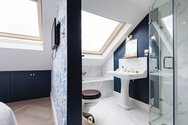 Bathroom 3, Spectacular Shepherds Bush Home Close to Westfield, London