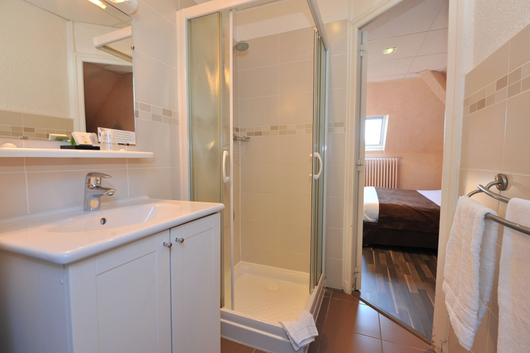 Bathroom 4, Logis Hotel Beaudon, Oise