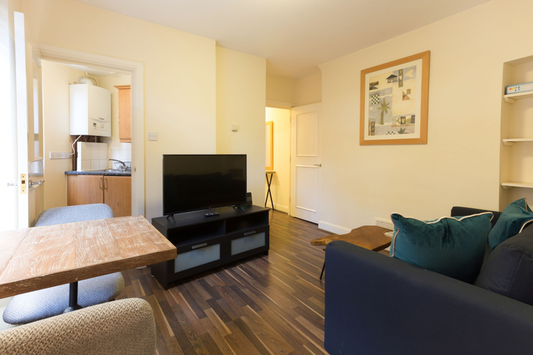 Others 5, Bright Apartment in Marble Arch by Allô Housing, London