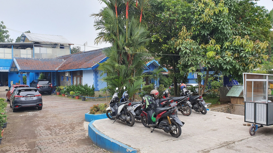 Exterior & Views, OYO 2302 Blue House Costel Syariah, Cianjur