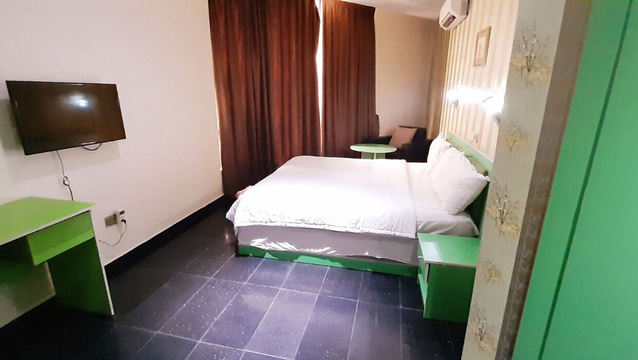 Bedroom 4, Greenwood Court Hotels & Suites, Obio/Akp