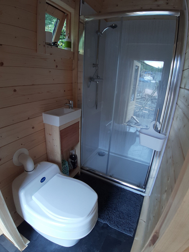 Bathroom, Off Grid Cabin Sleeps 2, Pets Ok, 20 min to Dunoon, Argyll and Bute