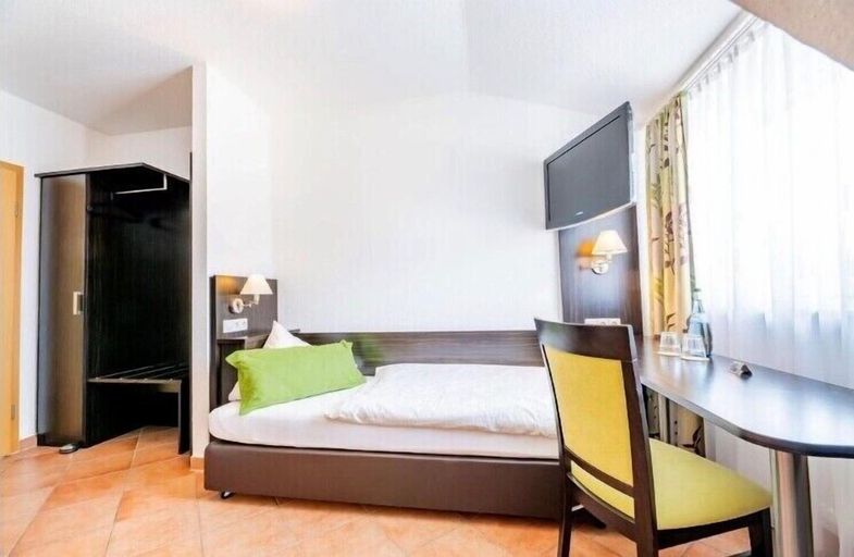 Bedroom 2, My Airport Hotel, Esslingen