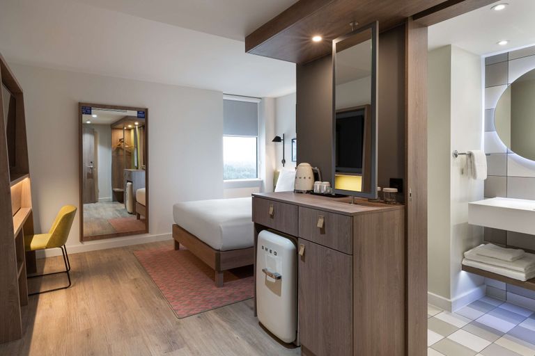 Bathroom, Hampton by Hilton London Ealing, London