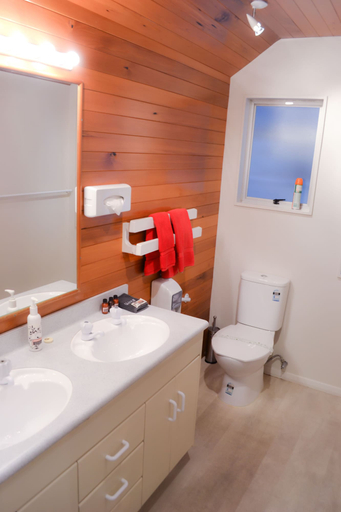 Bathroom 3, Aspen on King Motel, Timaru