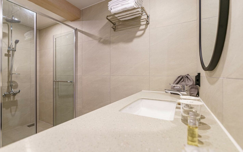 Bathroom 3, H.Avenue, Geoje