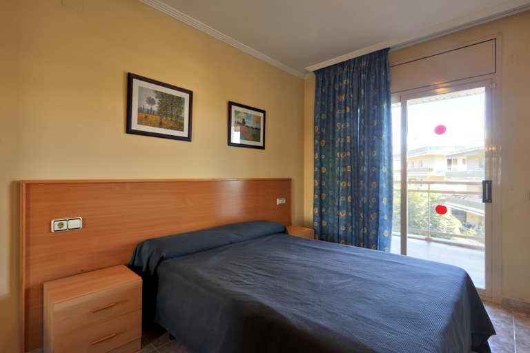 Bedroom 2, Imperial Salou Apartments, Tarragona
