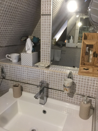 Bedroom 5, Mara Ath, Hainaut