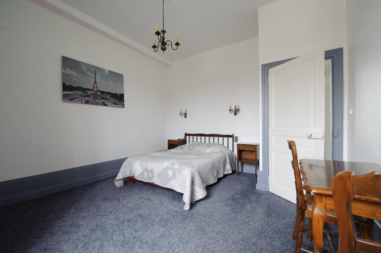 Bedroom 4, L'Esplanade, Yonne