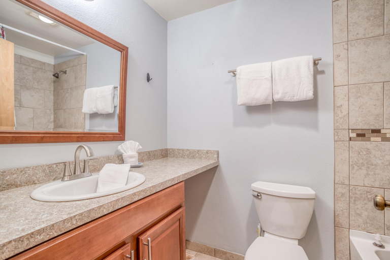 Bathroom 3, Dock of the Bay 308, Lincoln