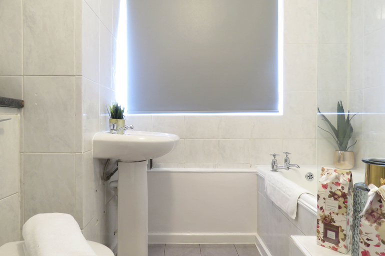 Bathroom 3, Three Bedroom Duplex Balcony and Parking, Birmingham