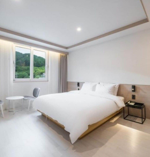 Bedroom 2, H.Avenue, Geoje