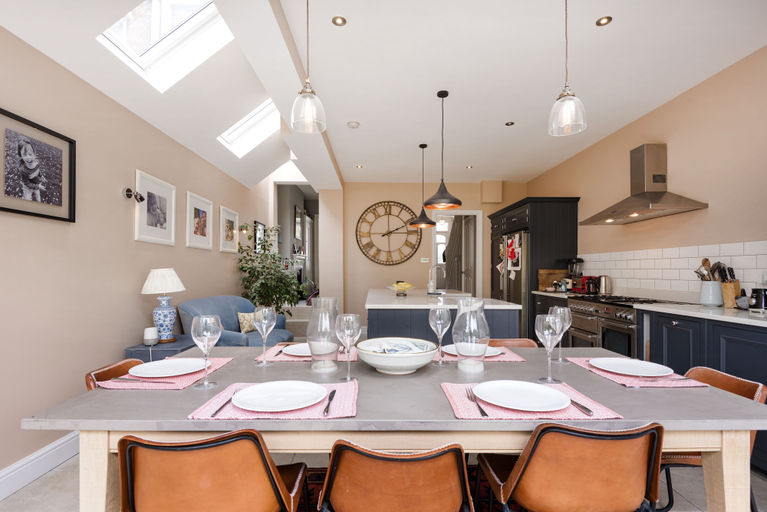 Food & Drinks, Spectacular Shepherds Bush Home Close to Westfield, London