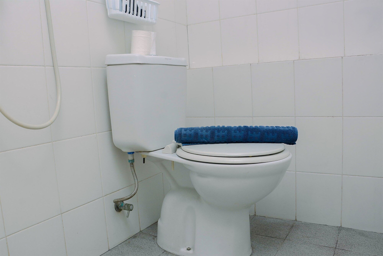 Bathroom 5, Compact and Cozy 2BR Kalibata City Apartment By Travelio, Jakarta Selatan