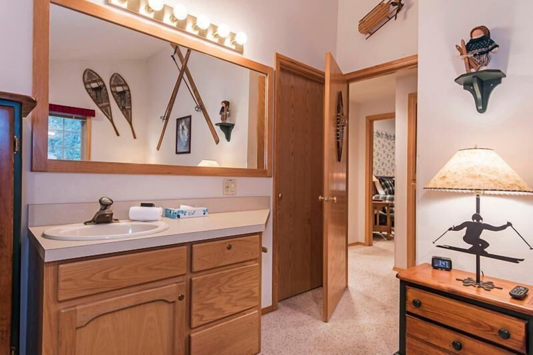 Bathroom 3, Snowshoe Inn-pyramid Mtn 7, Deschutes