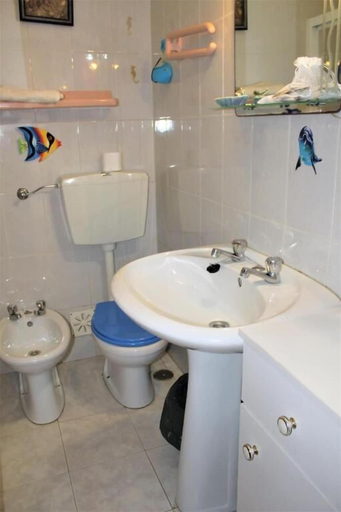 Bathroom, 2-7 Torre Sol by Casas & Papéis, Silves