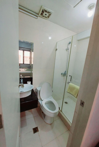 Bathroom 4, Sarasota Cluster 5 Newport City, Pasay City